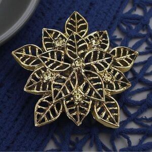 Snowflake Brooch VTG Clear Rhinestones Beautiful Filagree Flower Golden